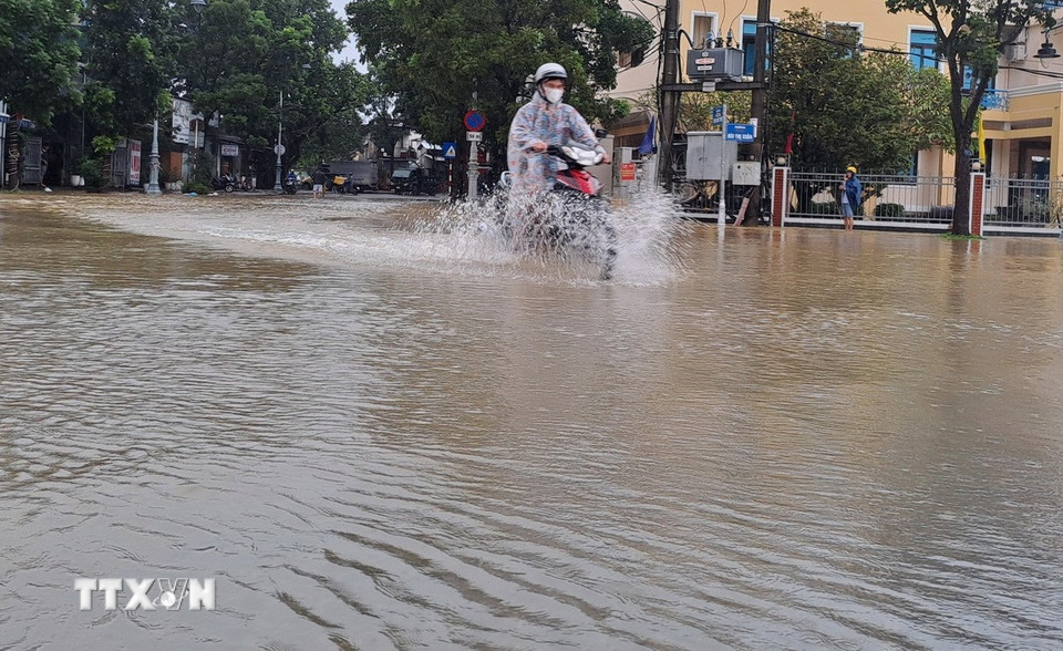 Đường Bùi Thị Xuân, phường Thuận Hóa, thành phố Huế còn ngập sâu vào sáng 28/10. (Ảnh: Nguyên Lý/TTXVN)