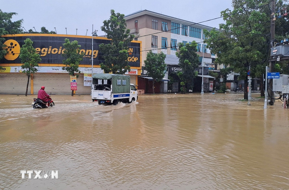 Nút giao đường Bùi Thị Xuân, phường Thuận Hóa, thành phố Huế còn ngập sâu vào sáng 28/10. (Ảnh: Nguyên Lý/TTXVN)