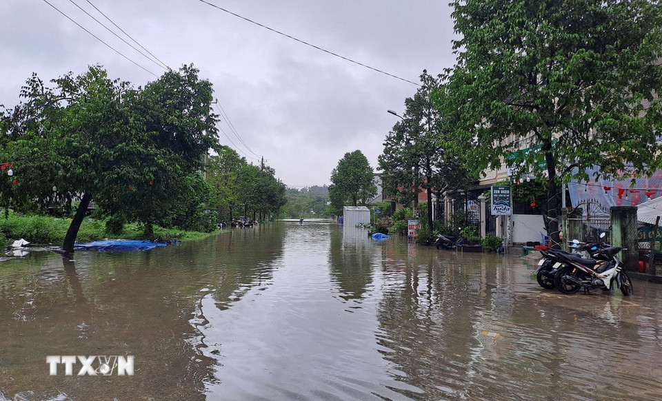 Đường Út Tịch, phường Thủy Xuân, thành phố Huế còn ngập sâu sáng 28/10. (Ảnh: Nguyên Lý/TTXVN)