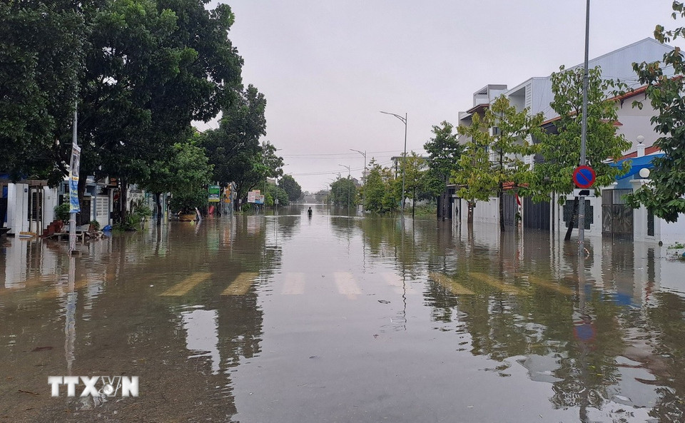 Đường Đồng Khởi, phường Thủy Xuân, thành phố Huế còn ngập sâu sáng 28/10. (Ảnh: Nguyên Lý/TTXVN)