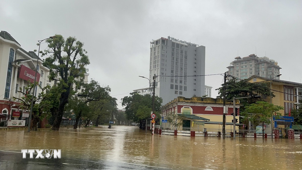 Nhiều tuyến đường chính vẫn còn ngập sâu. (Ảnh: Văn Dũng/TTXVN)