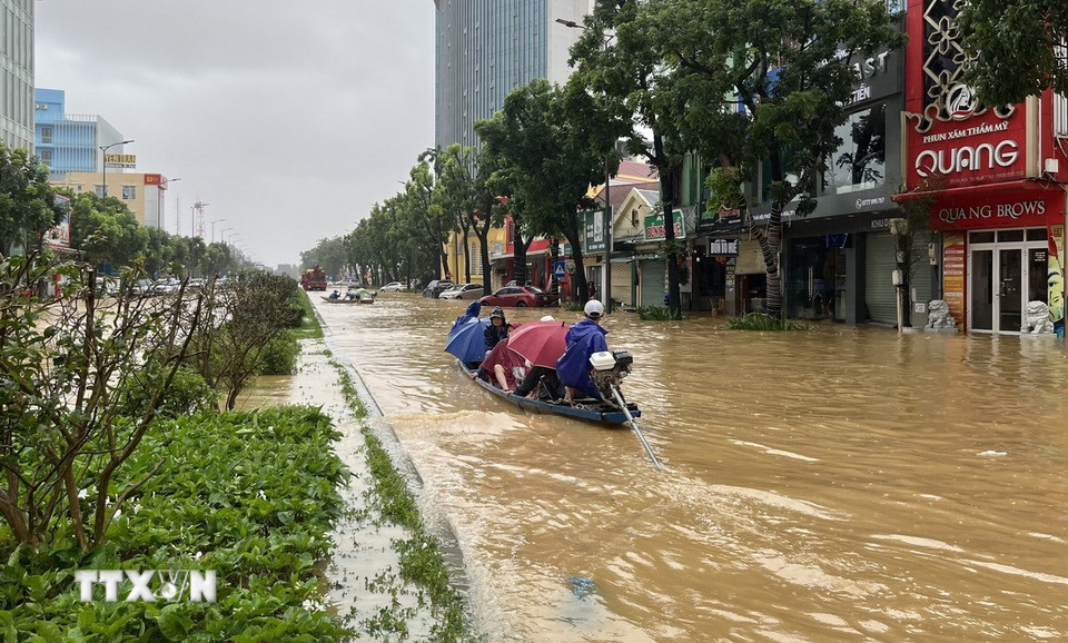 Người dân vẫn phải di chuyển bằng thuyền. (Ảnh: Văn Dũng/TTXVN)
