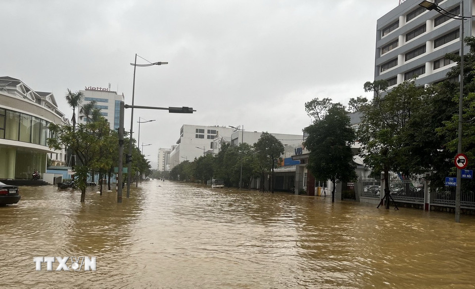 Nhiều tuyến đường chính vẫn còn ngập sâu. (Ảnh: Văn Dũng/TTXVN)