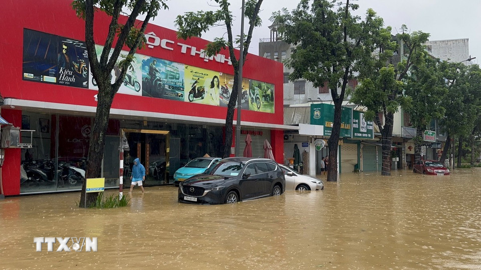 Nhiều xe ôtô vẫn bị ngập trong nước ở tuyến đường Hà Nội. (Ảnh: Văn Dũng/TTXVN)