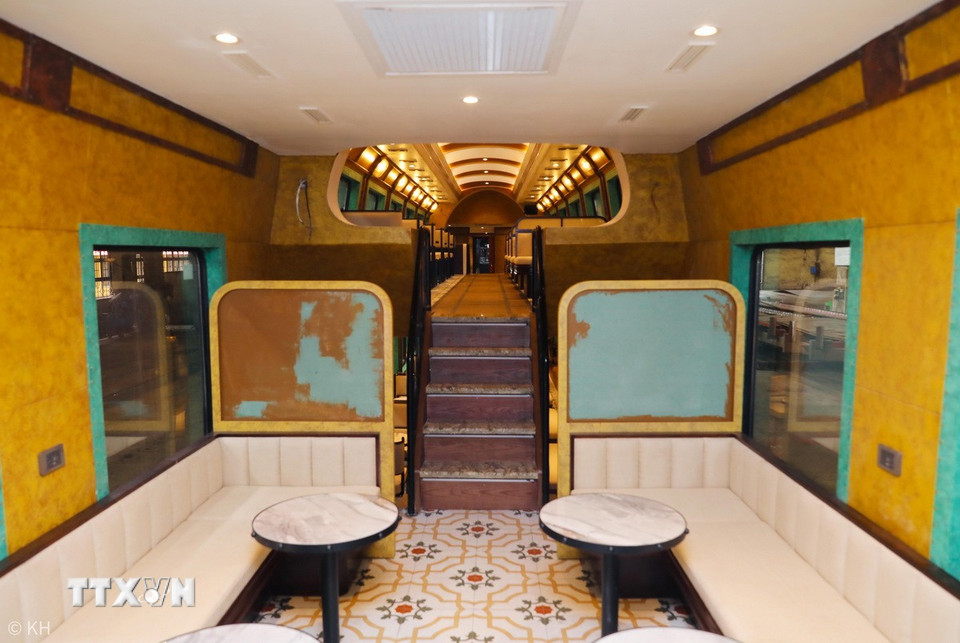 Đoàn tàu 2 tầng đang hoàn thiện những công đoạn cuối cùng. (Ảnh: Thành Phương/TTXVN)