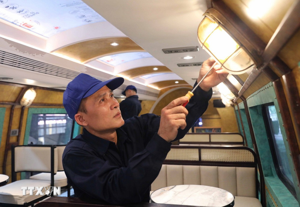 Các khung giờ khởi hành là 8h sáng, 14h chiều và một chuyến lúc 20h30, phù hợp để du khách trải nghiệm hành trình trong cả không gian ngày và đêm tùy theo nhu cầu. Trong ảnh: Hoàn thành những công đoạn cuối cùng để kịp tiến độ đưa đoàn tàu vào hoạt động dịp 19/8. (Ảnh: Thành Phương/TTXVN)