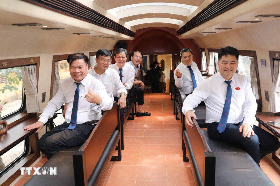 Du khách trải nghiệm đoàn tàu 'Hà Nội 5 cửa ô'. (Ảnh: Thành Phương/TTXVN)