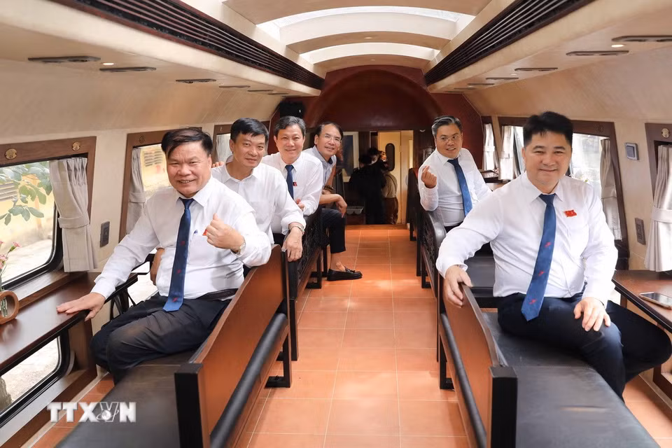 Du khách trải nghiệm đoàn tàu 'Hà Nội 5 cửa ô'. (Ảnh: Thành Phương/TTXVN)