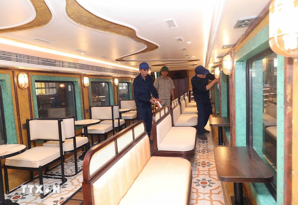 Đoàn tàu The Hanoi Train có tổng cộng 10 toa, được thiết kế hai tầng, trong đó có 5 toa hành khách được thiết kế theo 5 chủ đề khác nhau, gắn với tên gọi 5 cửa ô của Hà Nội (Ô Quan Chưởng, Ô Cầu Dền, Ô Đống Mác, Ô Cầu Giấy và Ô Chợ Dừa). Trong ảnh: Đoàn tàu 2 tầng đang hoàn thiện những công đoạn cuối cùng. (Ảnh:Thành Phương/ TTXVN)