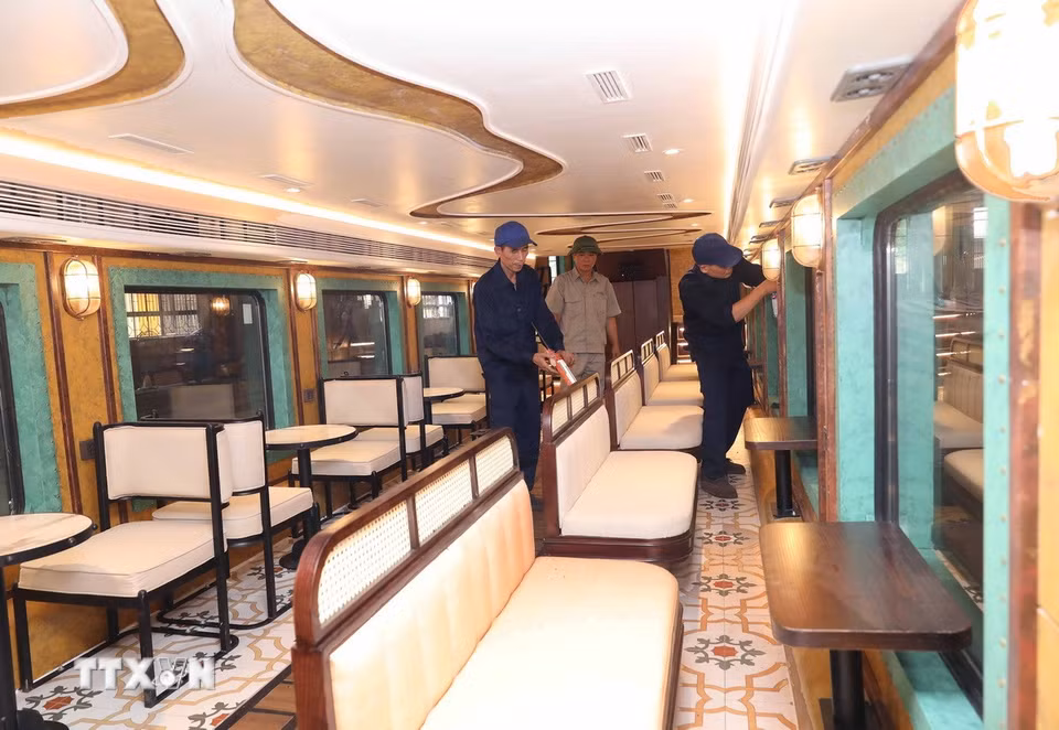 Đoàn tàu The Hanoi Train có tổng cộng 10 toa, được thiết kế hai tầng, trong đó có 5 toa hành khách được thiết kế theo 5 chủ đề khác nhau, gắn với tên gọi 5 cửa ô của Hà Nội (Ô Quan Chưởng, Ô Cầu Dền, Ô Đống Mác, Ô Cầu Giấy và Ô Chợ Dừa). Trong ảnh: Đoàn tàu 2 tầng đang hoàn thiện những công đoạn cuối cùng. (Ảnh:Thành Phương/ TTXVN)