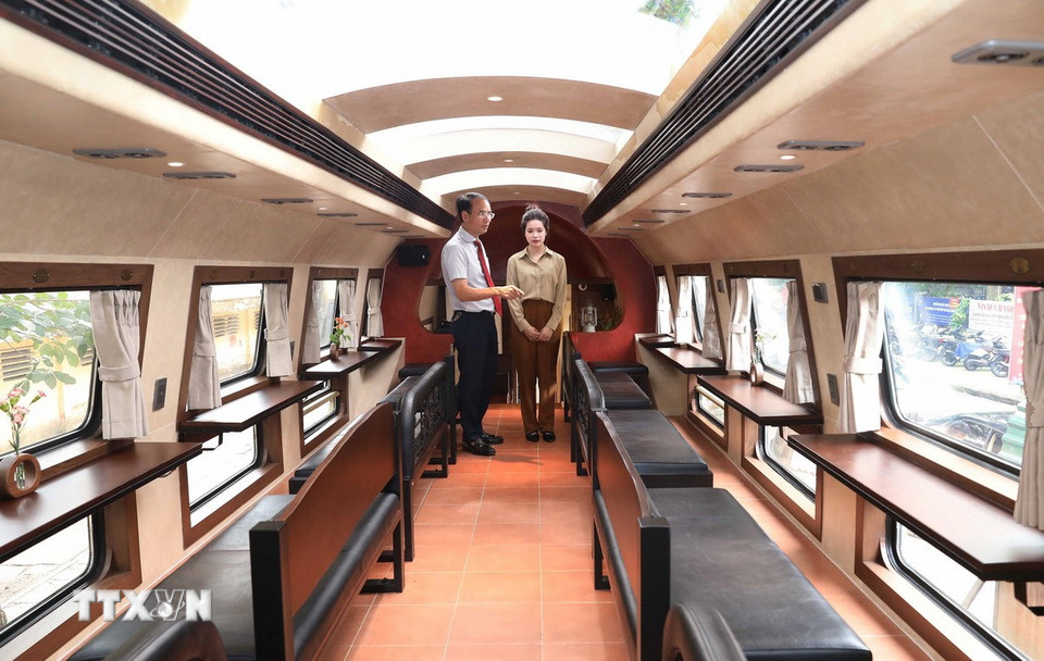 Không gian đậm chất cổ điển, nghệ thuật trên đoàn tàu hai tầng kết nối với các di sản văn hóa Hà Nội. (Ảnh: Thành Phương/TTXVN)