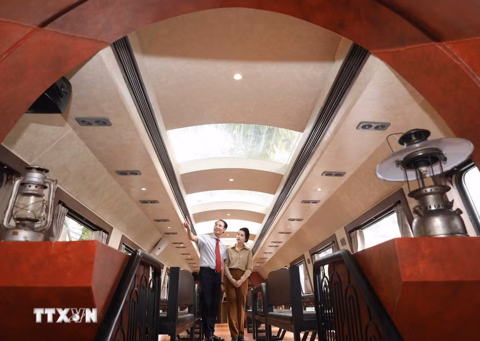Trong giai đoạn đầu vận hành, 7 toa tàu sẽ được đưa vào khai thác, với 3 chuyến mỗi ngày, xuất phát từ ga Hà Nội và qua các ga Long Biên, Gia Lâm, Yên Viên, Ga Từ Sơn (Bắc Ninh), rồi quay đầu trở lại. (Ảnh: Thành Phương/TTXVN)