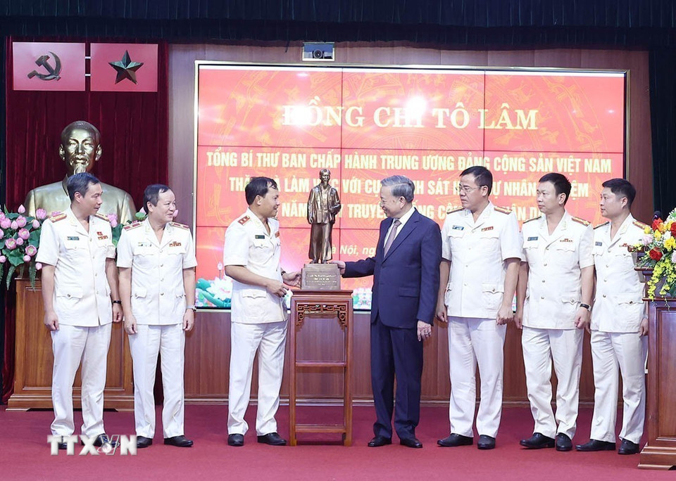 Tổng Bí thư Tô Lâm tặng bức tượng Chủ tịch Hồ Chí Minh cho Cục Cảnh sát Hình sự. (Ảnh: Thống Nhất/TTXVN)