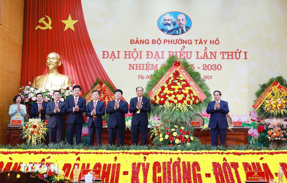 ファム・ミン・チン首相が、タイホー区党委員会第1回大会を祝して花束を贈呈した。（写真：ドゥオン・ザン/VNA）