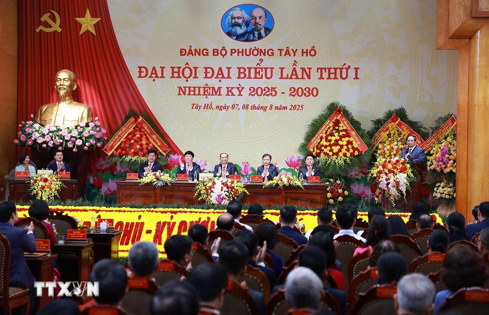 ファム・ミン・チン首相がタイホー区党委員会第1回大会で演説する。（写真：ドゥオン・ザン/VNA）