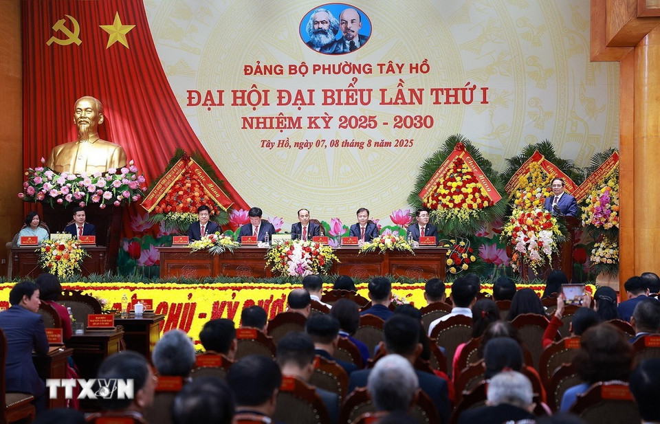 ファム・ミン・チン首相がタイホー区党委員会第1回大会で演説する。（写真：ドゥオンザン/ベトナム通信）