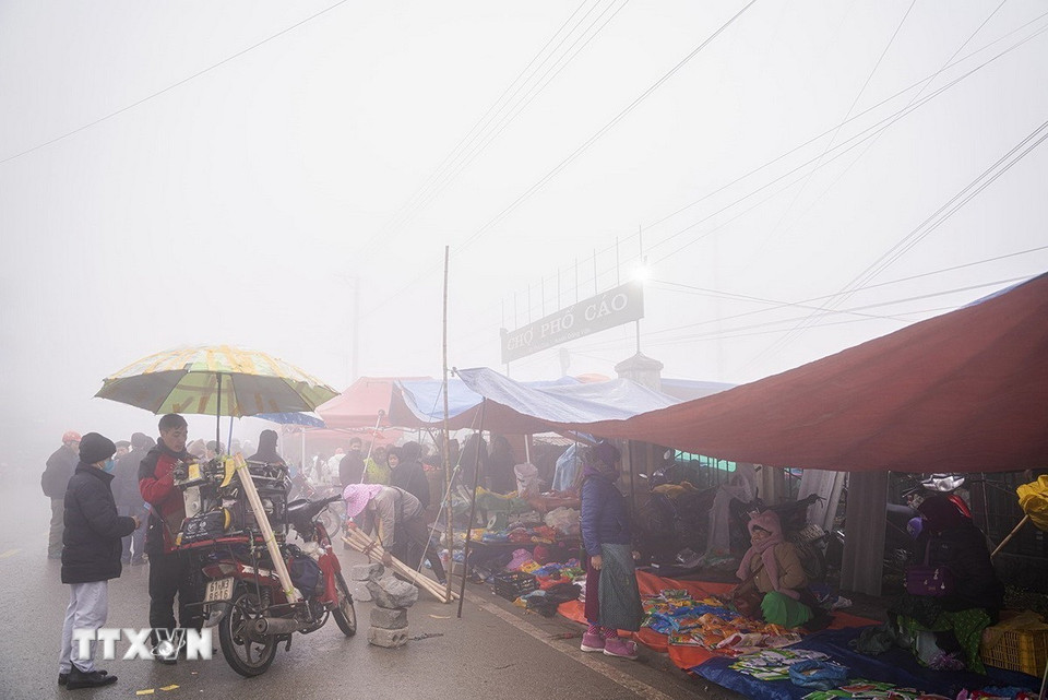 Chợ phiên Phố Cáo là một trong những phiên chợ độc đáo trên vùng cao nguyên đá Đồng Văn. (Ảnh: Khánh Hòa/ TTXVN)