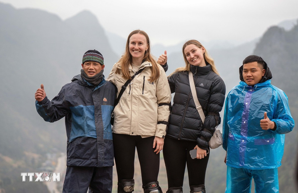 Nhiều du khách chọn vùng Cao nguyên đá Đồng Văn cho hành trình khám phá, trải nghiệm của bản thân. (Ảnh: Khánh Hòa/TTXVN)