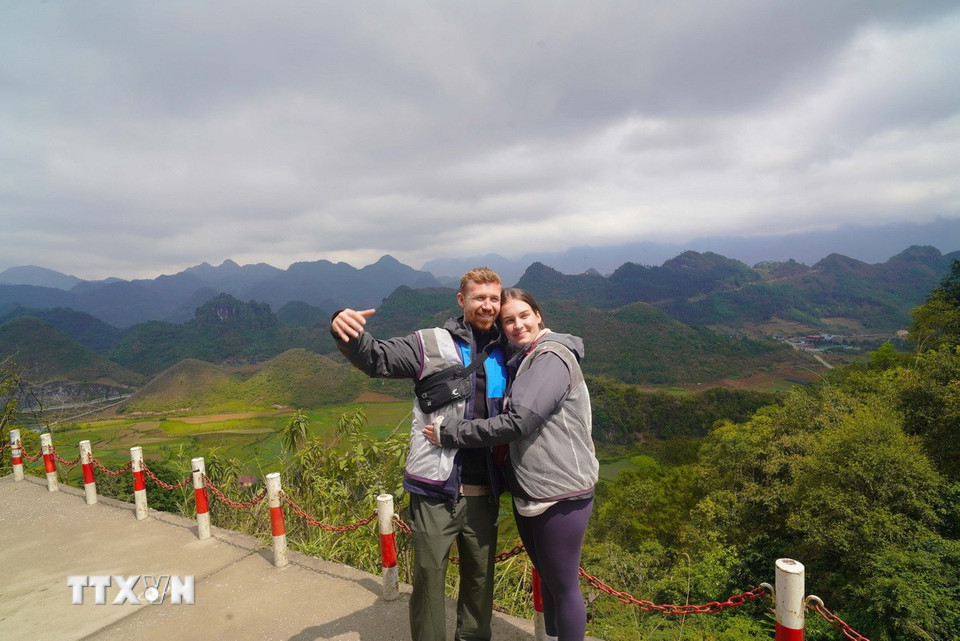 Du khách thích thú lưu lại khoảnh khắc tại Cao nguyên đá Đồng Văn. (Ảnh: Khánh Hòa/TTXVN)