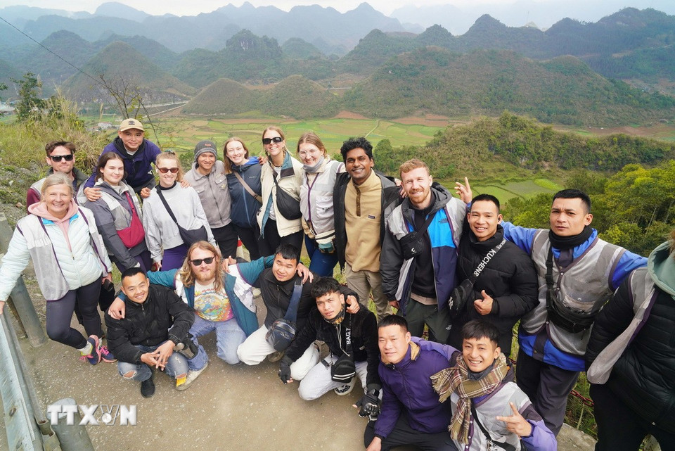 Nhiều du khách chọn vùng Cao nguyên đá Đồng Văn cho hành trình khám phá, trải nghiệm của bản thân. (Ảnh: Khánh Hòa/TTXVN)