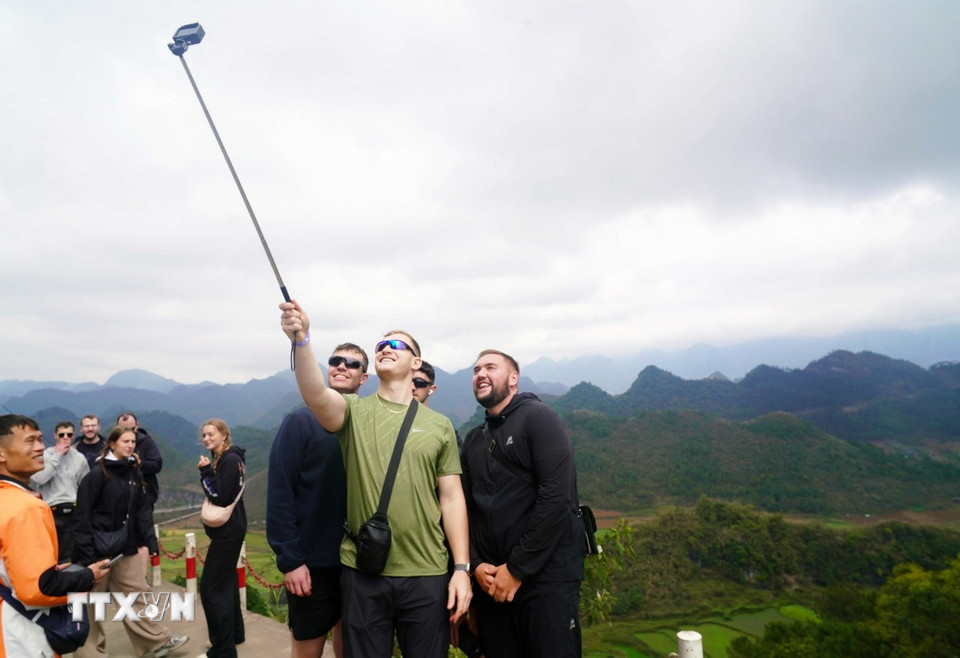 Du khách thích thú lưu lại khoảnh khắc tại Cao nguyên đá Đồng Văn. (Ảnh: Khánh Hòa/TTXVN)