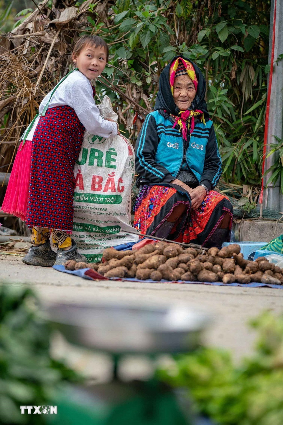 Đồng bào dân tộc tại chợ phiên Yên Minh, Đồng Văn. (Ảnh: Khánh Hòa/TTXVN)