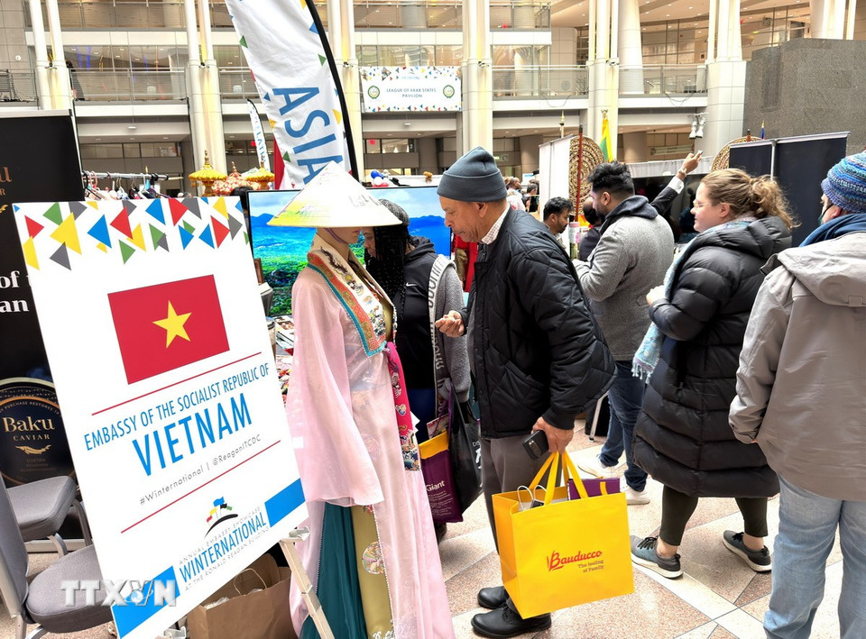 Gian hàng Việt Nam thu hút đông đảo khách tham quan. (Ảnh: Ngọc Quang/TTXVN)