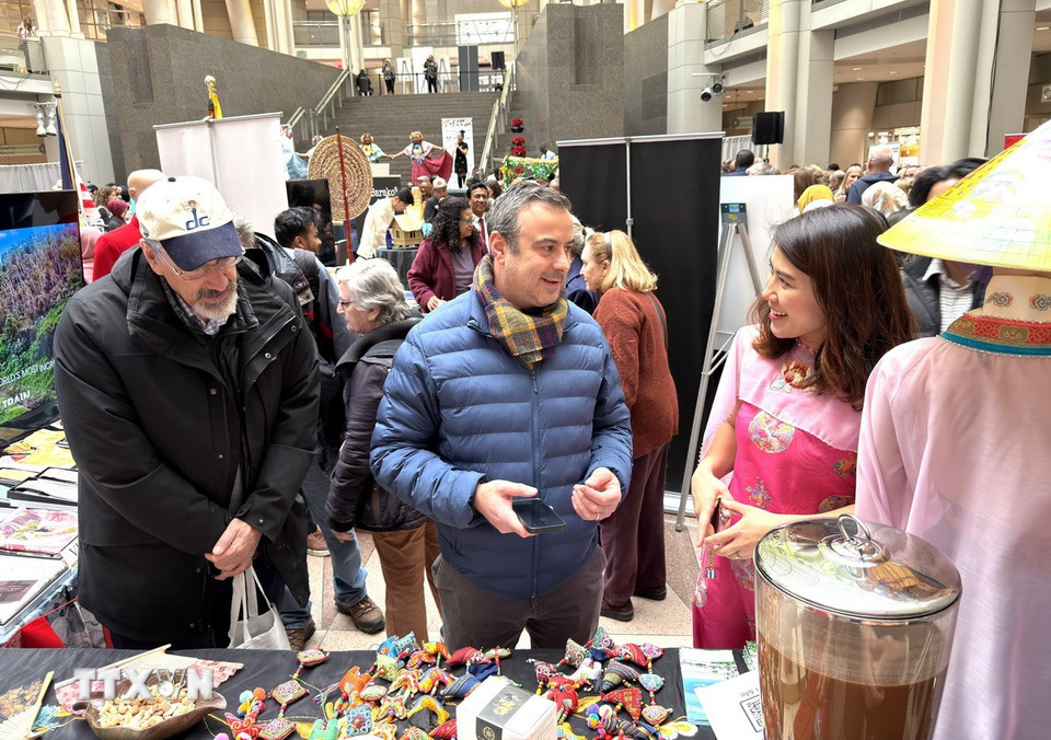 Khách tham quan tìm hiểu về sản phẩm thủ công mỹ nghệ của Việt Nam. (Ảnh: Ngọc Quang/TTXVN)