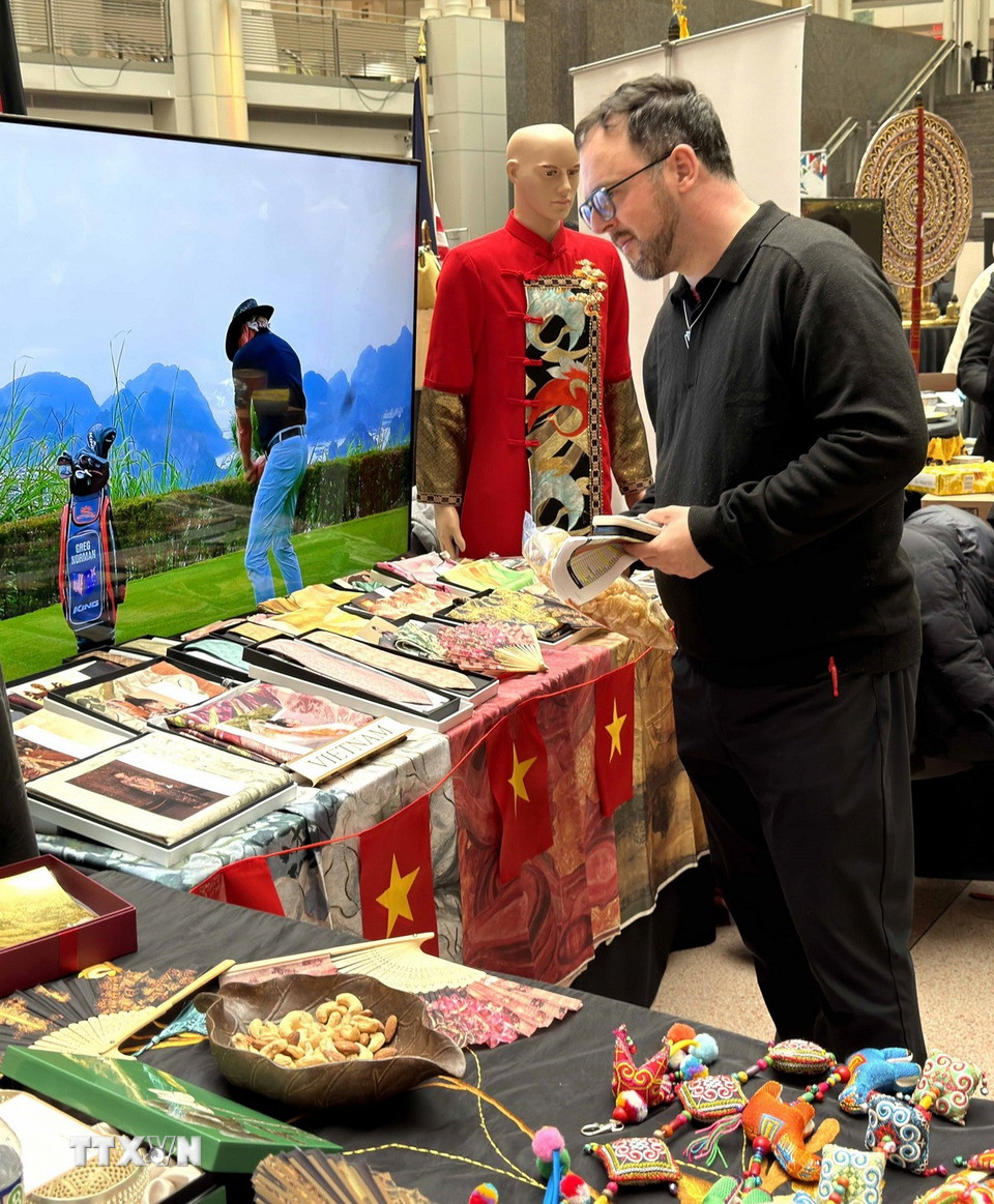 Khách tham quan tìm hiểu về Việt Nam. (Ảnh: Ngọc Quang/TTXVN)