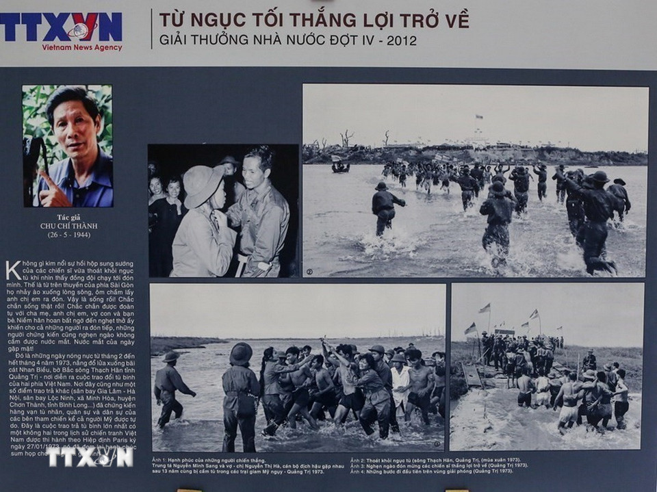 Tác giả Chu Chí Thành vinh dự được nhận cả 2 Giải thưởng Hồ Chí Minh và Giải thưởng Nhà nước về Văn học Nghệ thuật. Trong ảnh: Bộ ảnh “Từ ngục tối thắng lợi trở về” nhận giải thưởng Nhà nước năm 2012. (Ảnh: TTXVN)