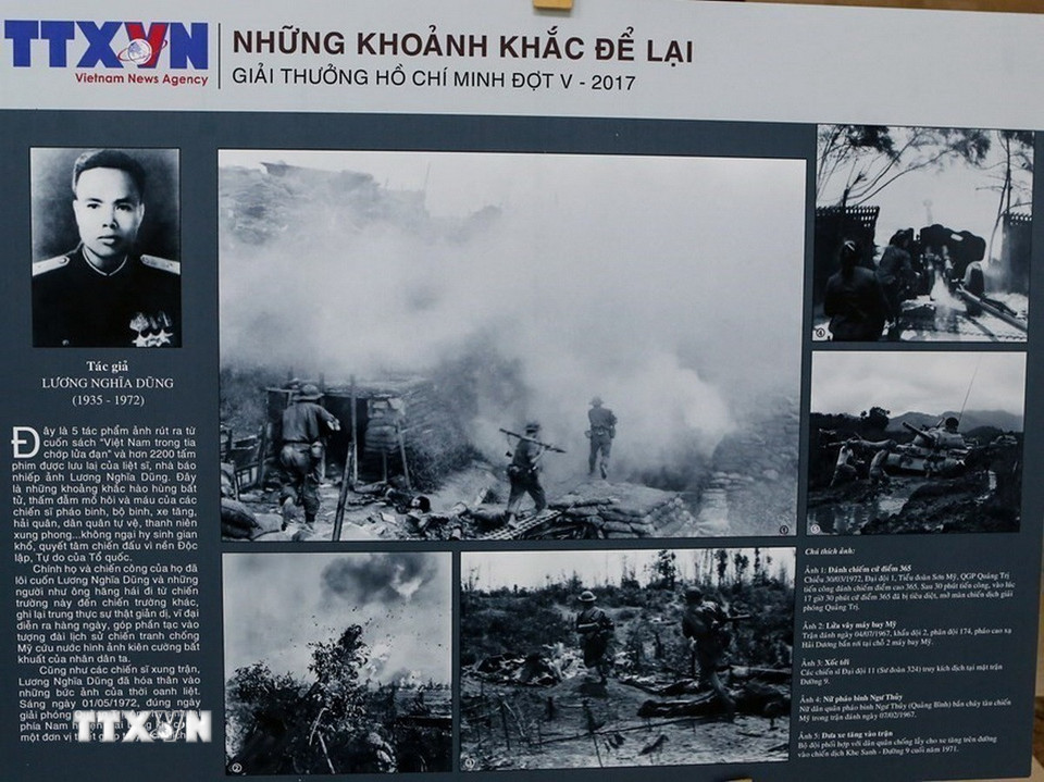 Nhà báo liệt sỹ Lương Nghĩa Dũng vinh dự được nhận cả 2 Giải thưởng Hồ Chí Minh và Giải thưởng Nhà nước về Văn học Nghệ thuật. Trong ảnh: Bộ ảnh “Những khoảnh khắc để lại” nhận Giải thưởng Hồ Chí Minh năm 2017. (Ảnh: TTXVN)