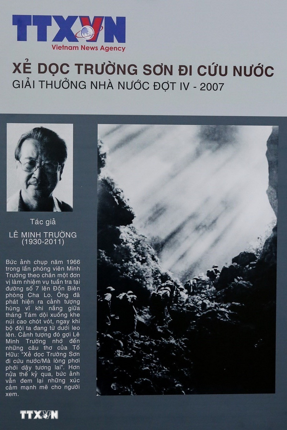 Tác giả Lê Minh Trường với tác phẩm “Xẻ dọc Trường Sơn đi cứu nước” nhận Giải thưởng Nhà nước về Văn học Nghệ thuật năm 2007. (Ảnh: TTXVN)