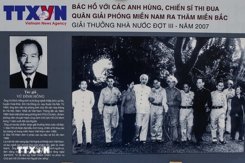 Tác giả Vũ Đình Hồng với hai tác phẩm: “Bác Hồ thăm đơn vị pháo cao xạ bảo vệ Thủ đô đang trực chiến”, “Bác Hồ với các anh hùng chiến sỹ thi đua các lực lượng vũ trang quân giải phóng miền Nam ra thăm miền Bắc” nhận Giải thưởng Nhà nước về Văn học Nghệ thuật năm 2007. (Ảnh; TTXVN)
