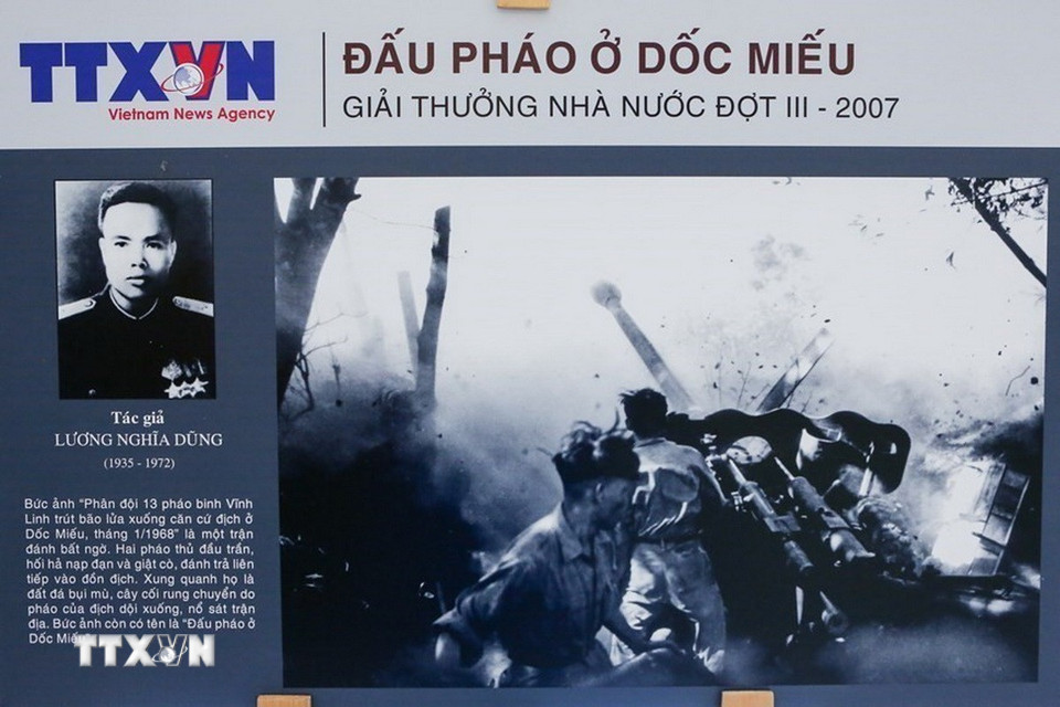 Nhà báo liệt sĩ Lương Nghĩa Dũng vinh dự được nhận cả 2 Giải thưởng Hồ Chí Minh và Giải thưởng Nhà nước về Văn học Nghệ thuật. Trong ảnh: Tác phẩm “Đấu pháo ở Dốc Miếu" nhận Giải thưởng Nhà nước năm 2007. (Ảnh: TTXVN)