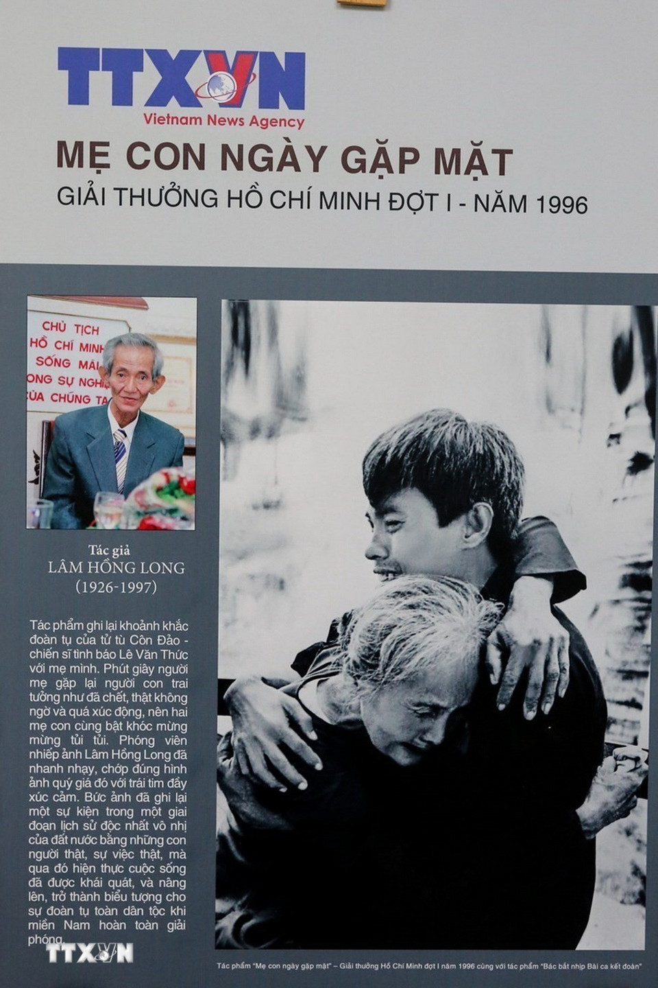 Tác phẩm “Bác bắt nhịp bài ca kết đoàn” và “Mẹ con ngày gặp mặt” của Tác giả Lâm Hồng Long nhận Giải thưởng Hồ Chí Minh năm 1996. (Ảnh: TTXVN)