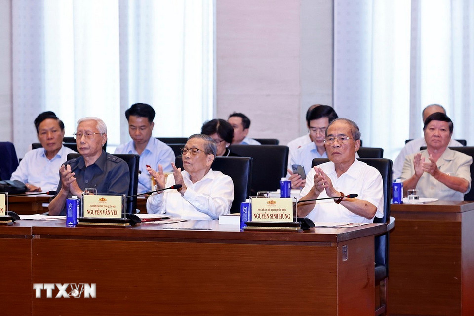 Nguyên Chủ tịch Quốc hội Nguyễn Sinh Hùng và đại biểu dự hội thảo. (Ảnh: Doãn Tấn/TTXVN)