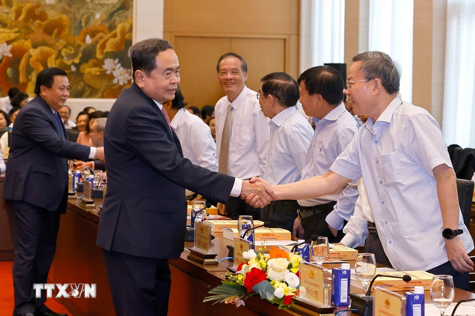 Chủ tịch Quốc hội Trần Thanh Mẫn với đại biểu. (Ảnh: Doãn Tấn/TTXVN)