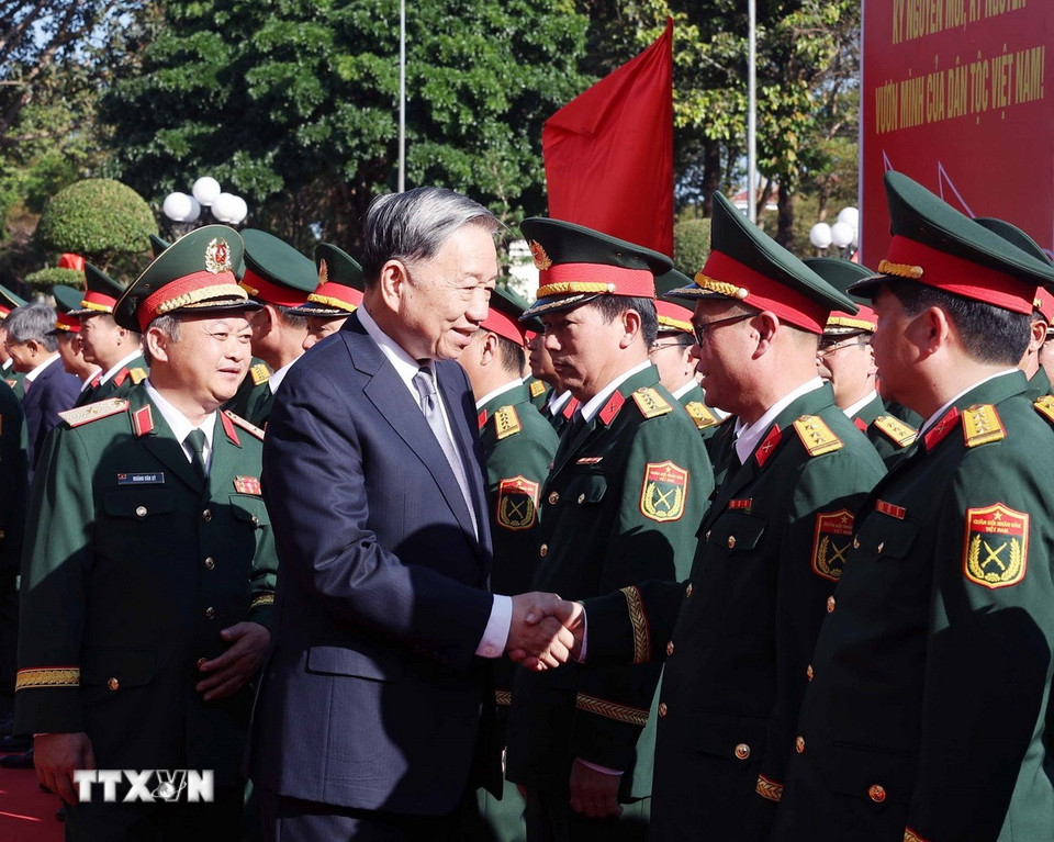 Tổng Bí thư Tô Lâm với cán bộ Binh đoàn 15. (Ảnh: Thống Nhất/TTXVN)