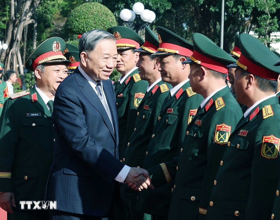 Tổng Bí thư Tô Lâm với cán bộ Binh đoàn 15. (Ảnh: Thống Nhất/TTXVN)