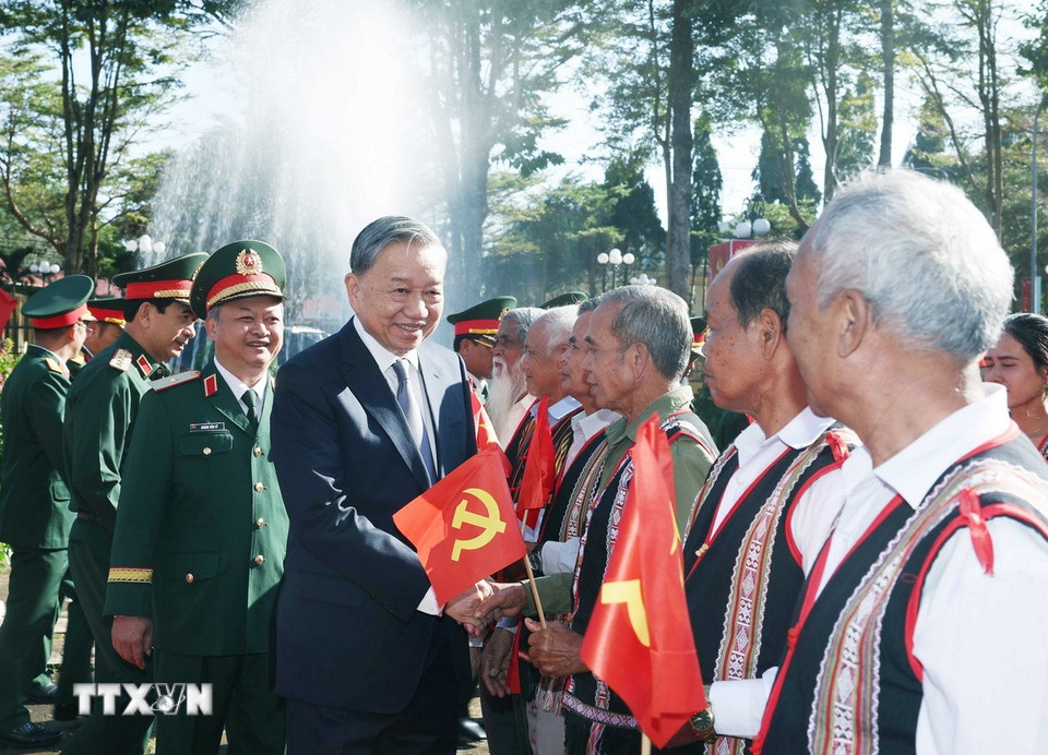 Tổng Bí thư Tô Lâm với các già làng, trưởng thôn, người lao động tiêu biểu. (Ảnh: Thống Nhất/TTXVN)