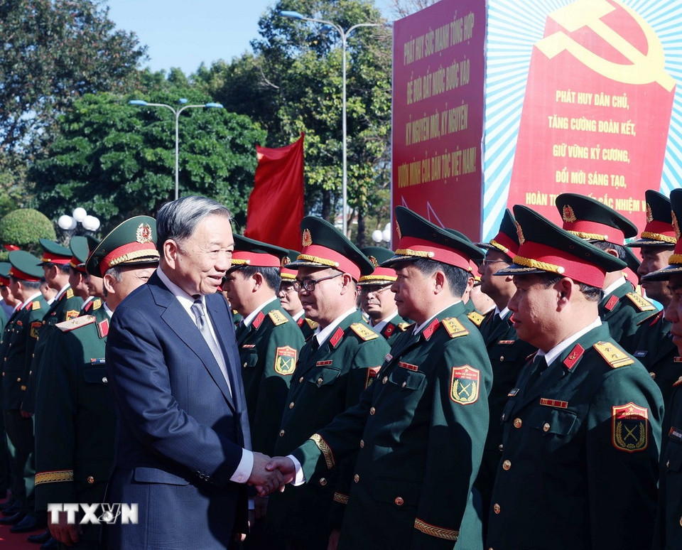Tổng Bí thư Tô Lâm với cán bộ Binh đoàn 15. (Ảnh: Thống Nhất/TTXVN)
