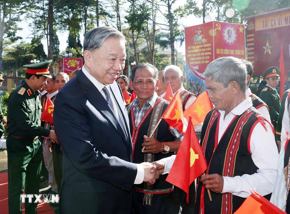 Tổng Bí thư Tô Lâm với các già làng, trưởng thôn, người lao động tiêu biểu. (Ảnh: Thống Nhất/TTXVN)
