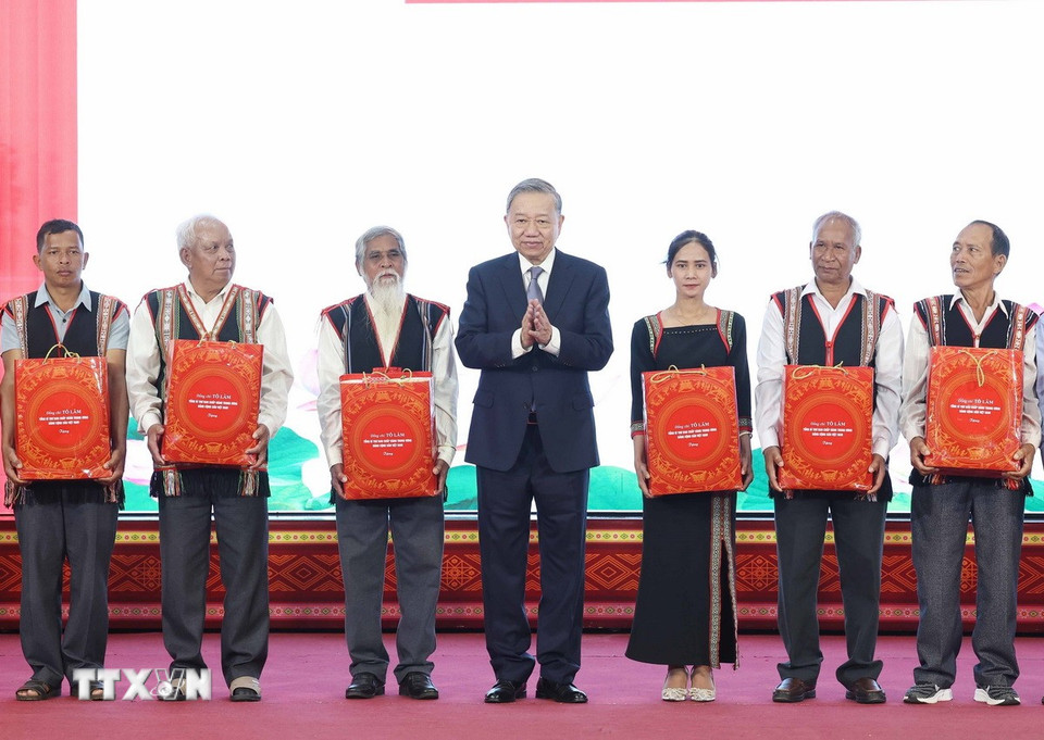 Tổng Bí thư Tô Lâm tặng quà cho các già làng, trưởng thôn, người lao động tiêu biểu. (Ảnh: Thống Nhất/TTXVN)
