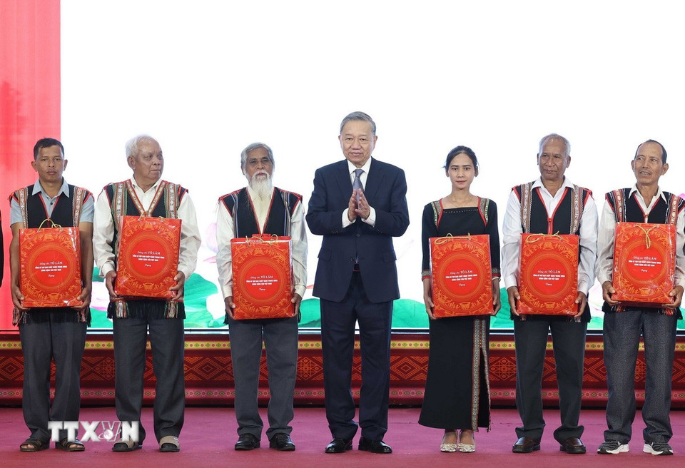 Tổng Bí thư Tô Lâm tặng quà cho các già làng, trưởng thôn, người lao động tiêu biểu. (Ảnh: Thống Nhất/TTXVN)