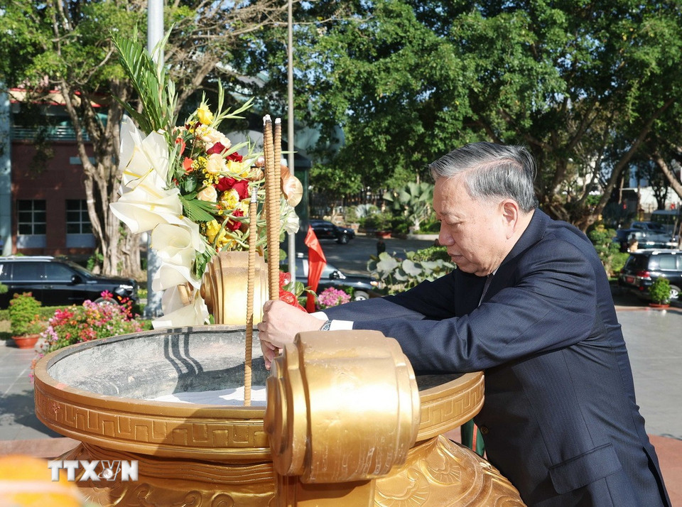 Tổng Bí thư Tô Lâm dâng hương tưởng niệm Chủ tịch Hồ Chí Minh. (Ảnh: Thống Nhất/TTXVN)