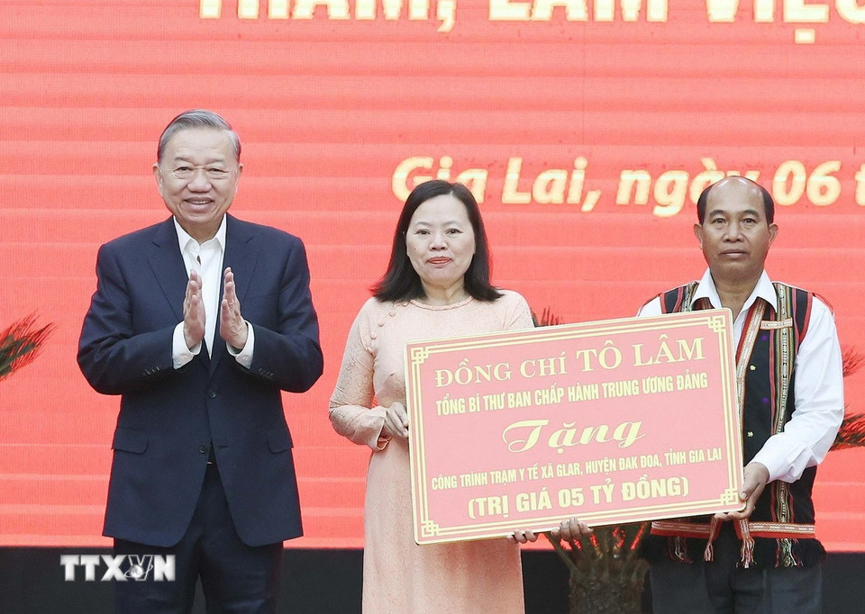 Tổng Bí thư Tô Lâm trao tặng công trình trạm y tế cho xã Glar, huyện Đak Đoa, tỉnh Gia Lai. (Ảnh: Thống Nhất/TTXVN)