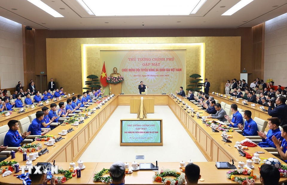 Thủ tướng Phạm Minh Chính chúc mừng Đội tuyển bóng đá nam quốc gia Việt Nam. (Ảnh: Dương Giang/TTXVN)