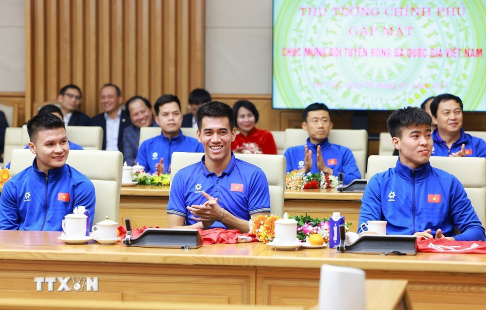 Từ trái qua, các tuyển thủ: Quang Hải, Tiến Linh, Duy Mạnh dự buổi gặp. (Ảnh: Dương Giang/TTXVN)