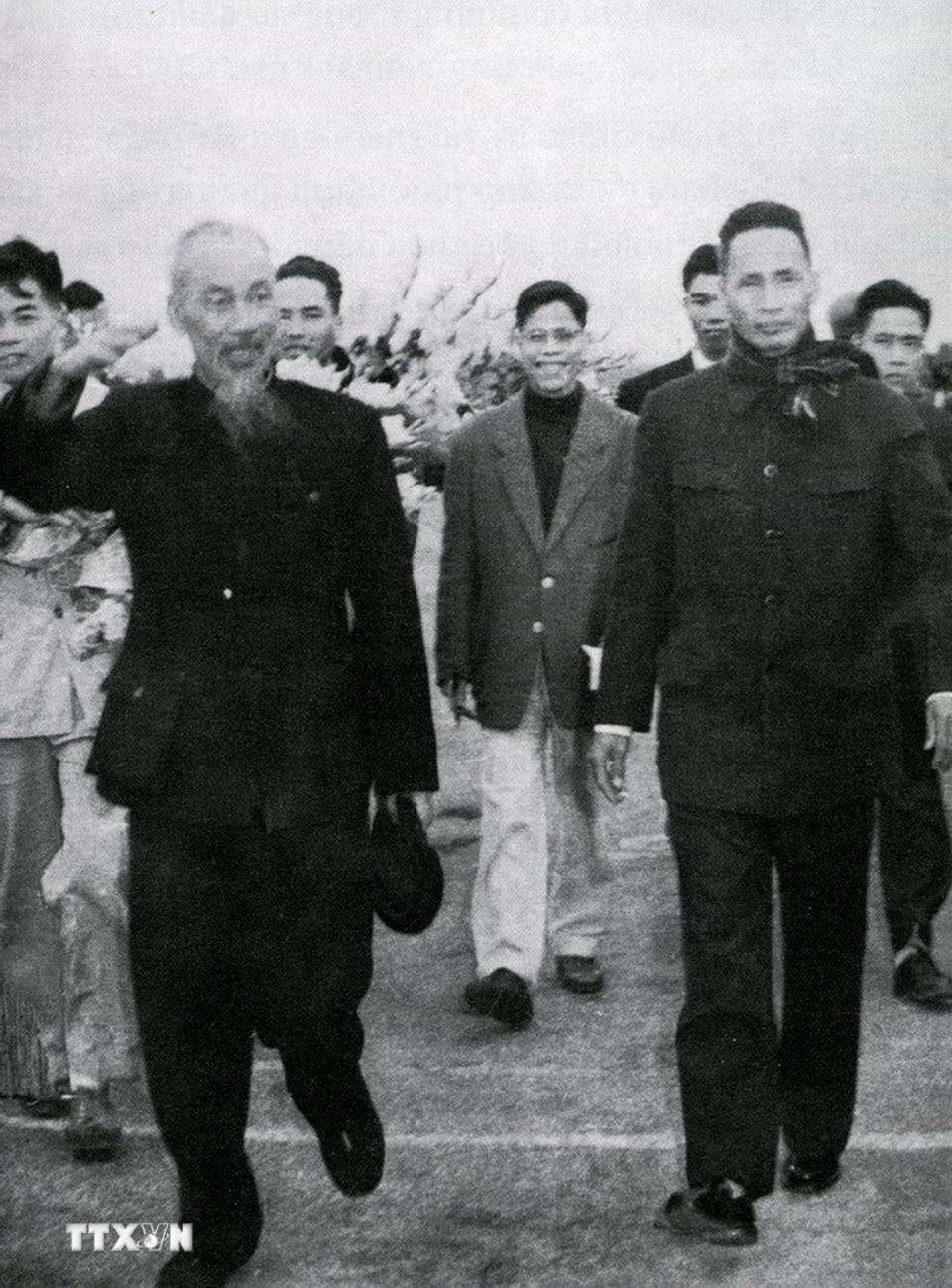 Phóng viên Lê Việt Thảo của Việt Nam Thông tấn xã (đeo kính, giữa) thường xuyên theo sát các hoạt động của Chủ tịch Hồ Chí Minh và các đồng chí lãnh đạo Đảng, Nhà nước để đưa tin. (Ảnh: Tư liệu TTXVN)