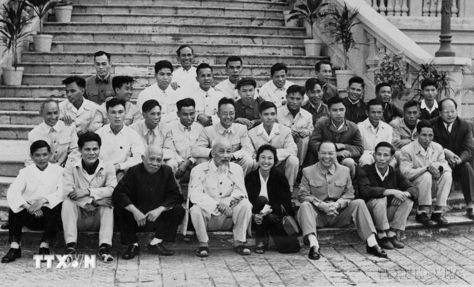 Chủ tịch Hồ Chí Minh, Phó Chủ tịch Tôn Đức Thắng và đồng chí Trường Chinh chụp ảnh lưu niệm với nhóm phóng viên thông tấn, báo chí phục vụ Đại hội lần thứ III của Đảng (năm 1960). Người ngồi giữa Bác Hồ và đồng chí Trường Chinh là nhà báo Huỳnh Thị Hường (phóng viên VNTTX) và người đeo kính ngồi sau Bác Hồ là nhà báo Lê Bá Thuyên (Phó Giám đốc VNTTX). (Ảnh: Tư liệu TTXVN)